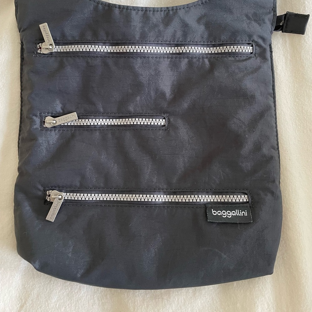 Baggallini over the shoulder bag with three cute zippers!
